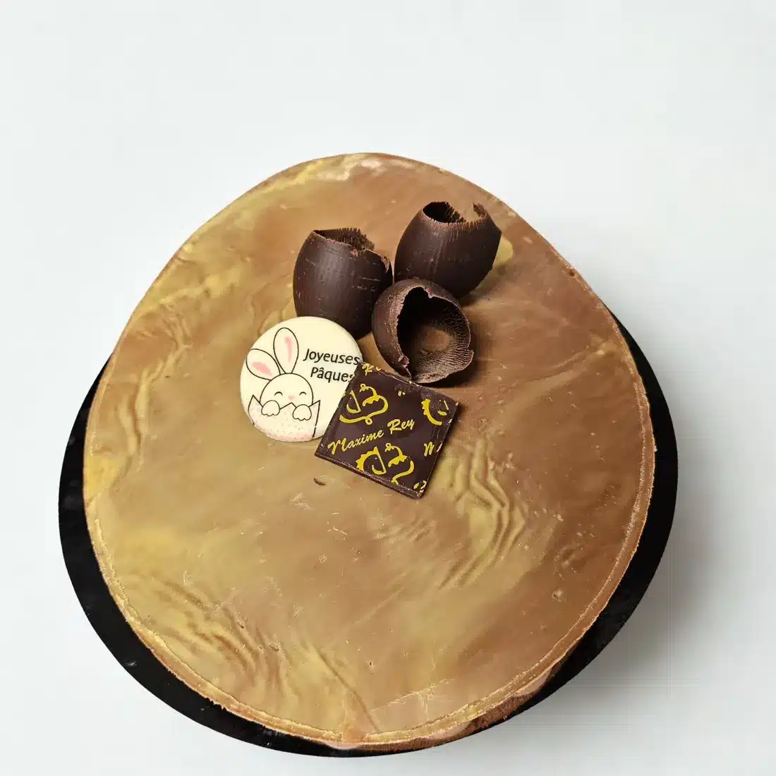 Entremets au chocolat décoré pour les fêtes