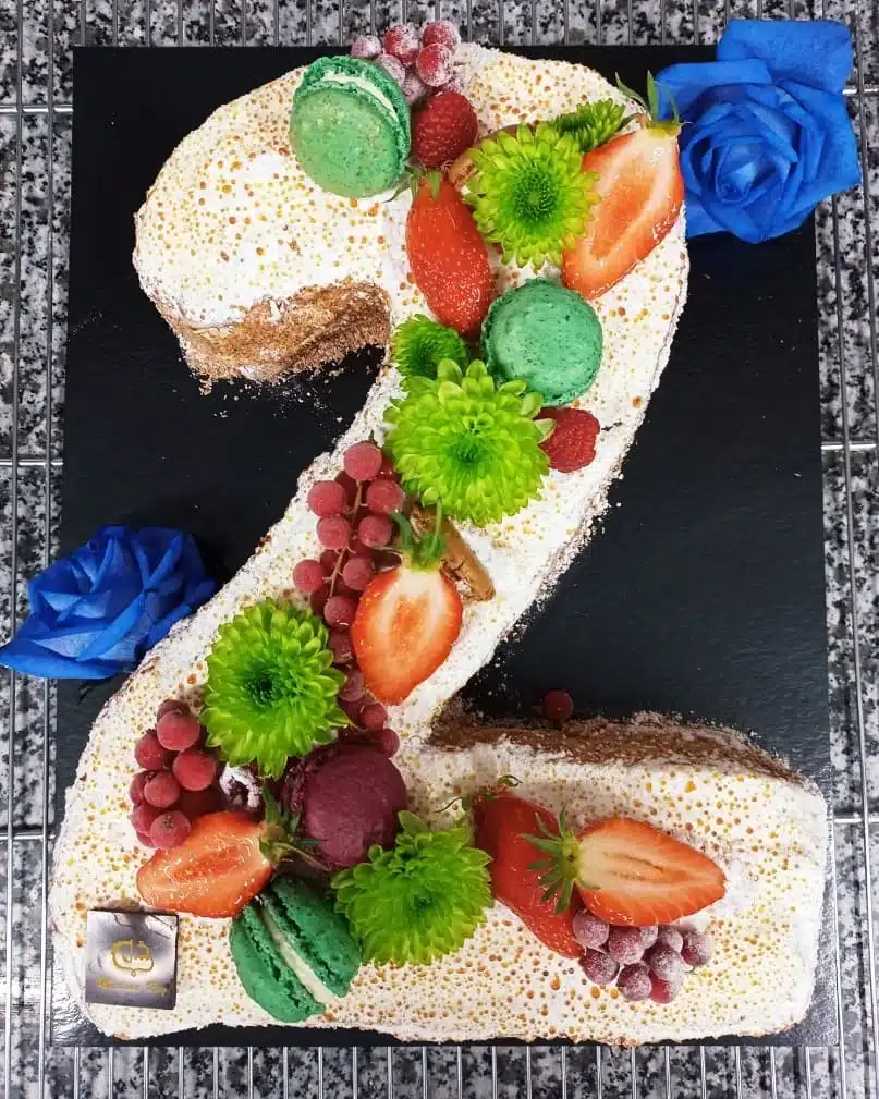Ronceveaux d'anniversaire en forme de chiffre, garni de fruits rouges et de macarons