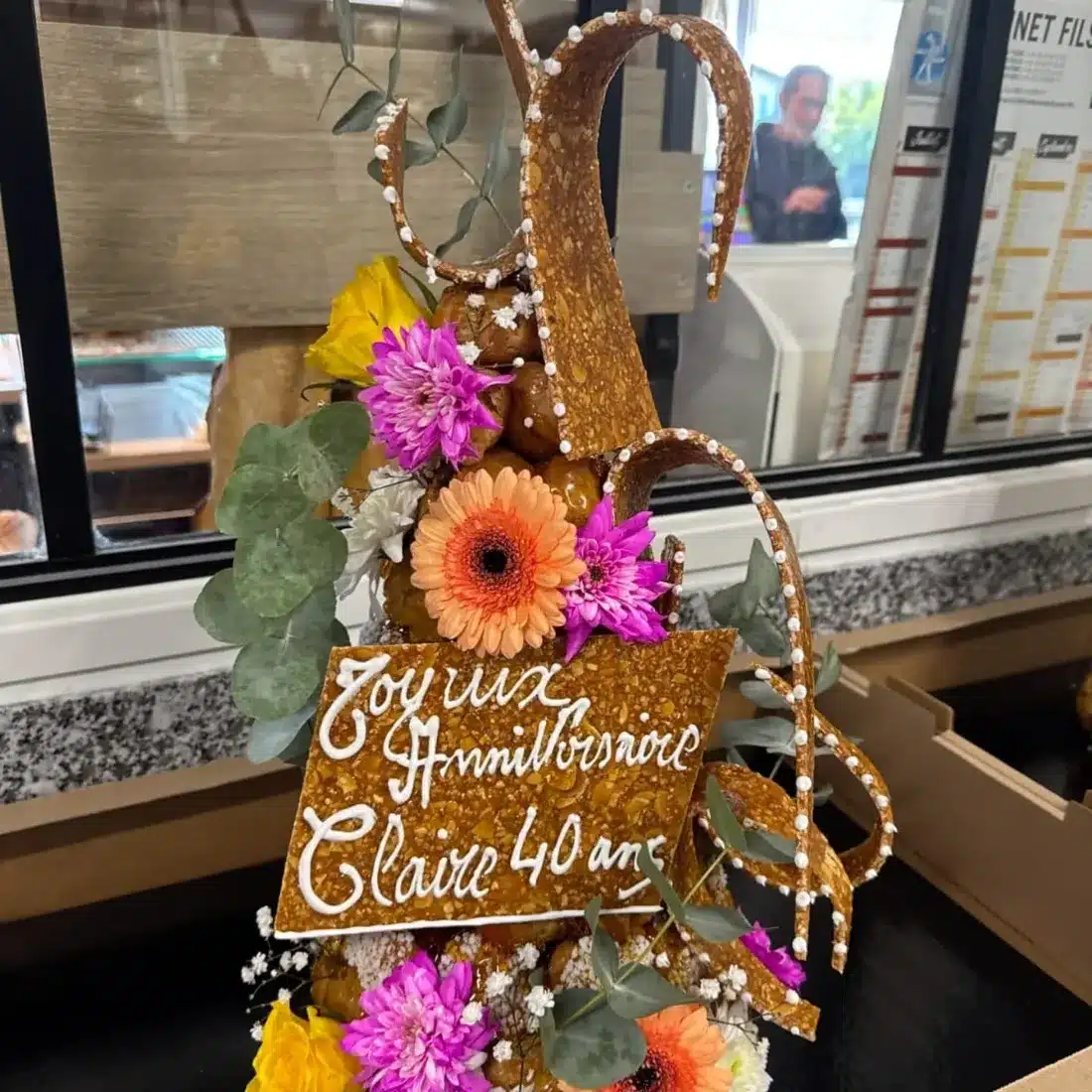 Pièce montée d'anniversaire 40 ans avec fleurs