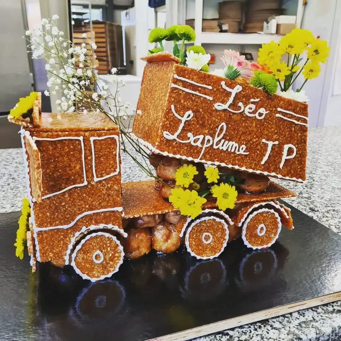 Pièce montée en forme de camion en nougatine