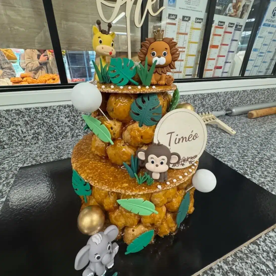 Gâteau d'anniversaire jungle avec animaux en sucre