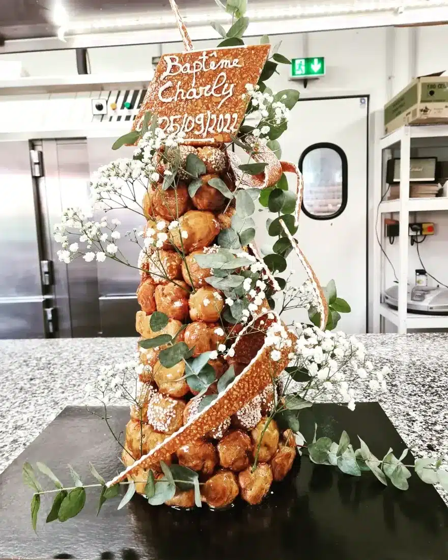 Grande pièce montée de baptême en choux et fleurs