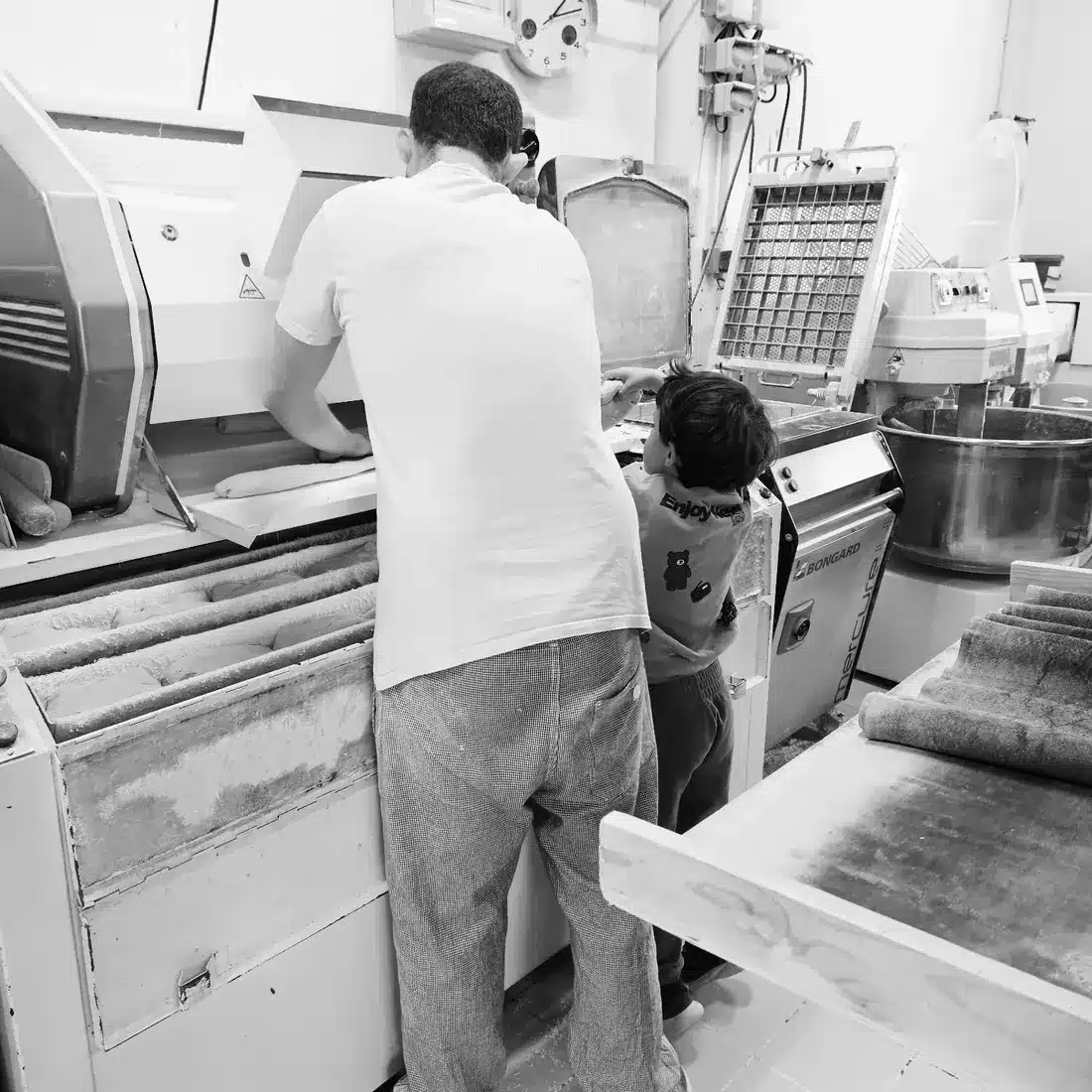 Le geste du boulanger au fournil de la Boulangerie Maxime Rey