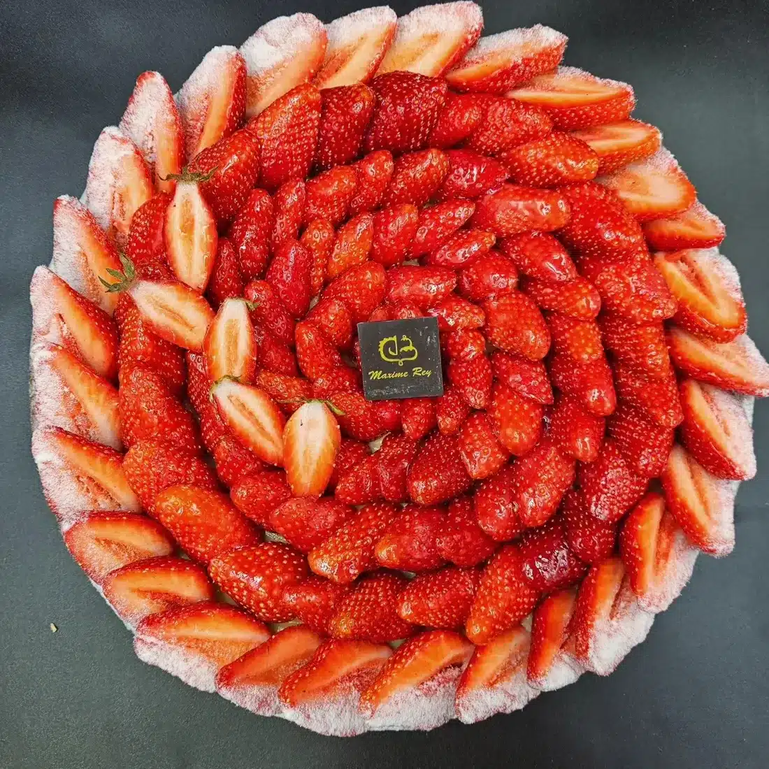 Tarte aux fraises fraîches disposées en rosace