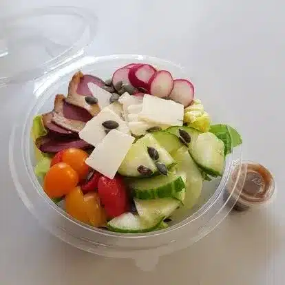 Salade fraîche composée en barquette