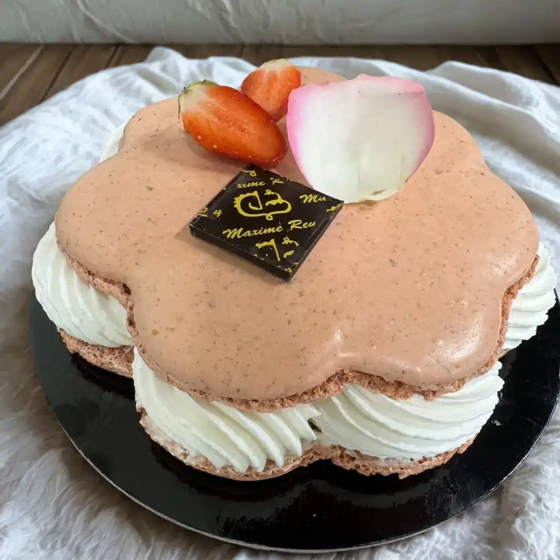 Entremets fleur à la framboise et à la crème